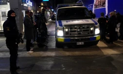 Policiers et journalistes sur les lieux de l'attaque au camion bélier dans le centre de Stockholm, le 7 avril 2017