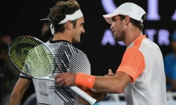 Roger Federer (g) serre la main de l'Allemand Mischa Zverev après sa victoire en quarts de finale de l'Open d'Australie, le 24 janvier 2017 à Melbourne 