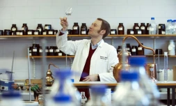 Matthew Pauley professeur au centre international du brassage et de la distillation, examine un whisky dans le laboratoire de l'université  Heriot-Watt à Edimbourg, le 28 février 2018