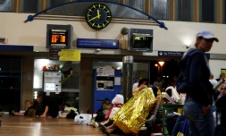 Des passagers bloqués en gare de Lisieux (Calvados) dans la nuit du 7 au 8 août 2018, après que des orages ont provoqué des chutes d'arbres sur les voies, empêchant la circulation des trains