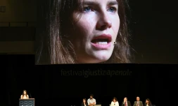 L'Américaine Amanda Knox (en bas à gauche et sur l'écran) lors d'une conférence "Condamnations injustifiées et populisme judiciaire" à Modène, en Italie, le 15 juin 2019

