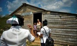 Une infirmière et une étudiante en médecine font du porte à porte à la recherche d'éventuels cas de Covid-19, le 28 avril 2020 à Zaragoza, à Cuba