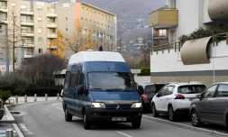 Un véhicule de la gendarmerie transportant Nordahl Lelandais, meurtrier présumé de la petite Maëlys, le 30 novembre 2017 à Grenoble