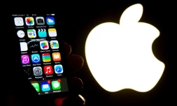 Un smartphone iPhone présenté devant le logo d'Apple le 30 janvier 2015 à Lille