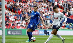 L'Argentin de Tottenham Erik Lamela (d) marque contre Leicester en Premier League, le 13 mai 2018 au stade de Wembley à Londres 