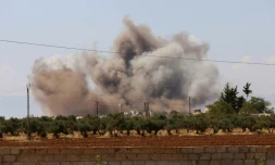 Panache de fumée après un bombardement près du village d'Al-Muntar dans le sud de la province d'Idleb, dernier bastion rebelle en Syrie, le 8 septembre 2018