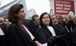 La présidente du CNB Christiane Feral-Schuhl (g) et la batonnière de Paris Marie-Aimée Peyron (d) manifestent le 15 novembre 2018 à Paris contre la réforme de la justice