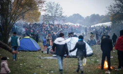 Des migrants et réfugiés attendent à la frontière entre la Slovénie et l'Autriche, le 27 octobre 2015 à Sentilj, en Slovénie