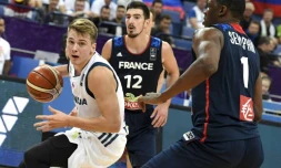Le Slovène Luka Doncic (g) et les Français Kevin Seraphin et Nando de Colo lors du match remporté par la Slovénie à l'Euro de basket, le 6 septembre 2017 à Helsinki
