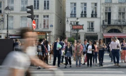 Des touristes sur la rue de Rivoli, dans le Marais, à Paris, le 12 juillet 2013