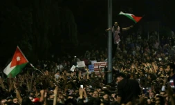 Des manifestants devant les bureaux du Premier ministre jordanien, le 3 juin au soir à Amman