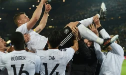 Lukas Podolski porté en triomphe pour sa dernière avec l'Allemagne, victorieuse de l'Angleterre à Dortmund, le 22 mars 2017