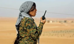 Rojda Felat, cheffe des unités féminines de protection des femmes kurdes (YPJ), donne des ordres par walkie-talkie dans le village de Mazraat Khaled, à environ 40 km de la capitale de Raqa, le 9 novembre 2016