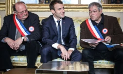 Emmanuel Macron avec Vanik Berberian (D), président de l'Association des maires ruraux de France et le secrétaire général Michel Fournier (G), le 14 janvier 2019 à Paris