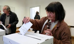 Une électrice dépose son bulletin de vote dans l'urne à l'occasion des législatives, le 8 novembre 2015 à Zagreb