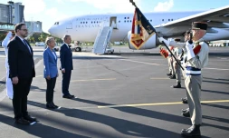 Elisabeth Borne, le ministre de la Santé Aurélien Rousseau et le ministre des Outre-mer Philippe Vigier à l'aéroport de Dzaoudzi de Mayotte le 8 décembre 2023