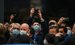 Une équipe de l'OMS visite le marché alimentaire de Huanan à Wuhan en Chine le 31 décembre 2021