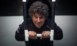 Le navigateur français Jean Le Cam, à bord de son monocoque "Yes we cam", le 22 octobre 2020 aux Sables-d'Olonne