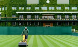 Un employé chargé de l'entretien du gazon londonien le 29 juin 2020.