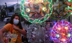 Une cliente fait ses achats de décoration de Noël le 5 novembre 2020 dans une rue commerçante de Manille