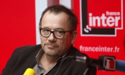 Le journaliste Thomas Legrand dans les studios de France Inter en novembre 2013 à Paris