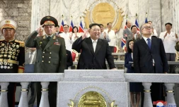 Le dirigeant nord-coréen Kim Jong Un (C) lors de l'anniversaire de l'armistice de la guerre de Corée sur une photo prise le 27 juillet 2022 et publiée par l'agence de presse centrale coréenne (KCNA) officielle de la Corée du Nord le 28 juillet 2022