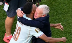 Kylian Mbappe dans les bras de Didier Deschamps aprĂšs la victoire des Bleus en quart de finale de la Coupe du monde face au Maroc le 9 juillet 2026 Ă Foxborough