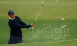 Tiger Woods tente une approche depuis un bunker lors d'un entraînement sur les greens d'Augusta, le 5 avril 2022 