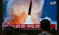 Un écran de télévision diffuse un journal télévisé avec des images d'archives d'un essai de missile nord-coréen, dans une gare de Séoul, le 20 août 2026 en Corée du Sud