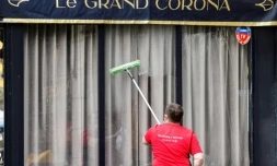 Préparatifs avant la réouverture des terrasses des cafés et restaurants, à Paris devant l'établissement Le grand corona, le 18 mai 2021