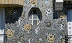 Une mosaïque des frères italiens Isidore et Vincent Odorico sur la façade de l'immeuble Poirier, le 3 août 2018 à Rennes