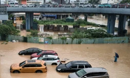 Des véhicules inondés à Nha Trang, au Vietnam, le 20 novembre 2025