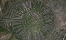 Vue aérienne d'un Waru Waru creusé dans un champ à Acora, dans la région de Puno, le 1er février 2024 au Pérou