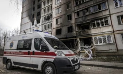 Une ambulance passe devant un bâtiment incendié dans la ville de Kharkiv, dans l'est de l'Ukraine, le 2 avril 2022