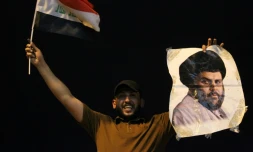 Un irakien brandit une photo du chef religieux chiite Moqtada Sadr lors des législatives en Irak, le 14 mai 2018 ) Bagdad