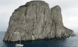 Le catamaran Silky à cÎté de Malpelo, l'ßle la plus isolée de Colombie dans le Pacifique, le 7 septembre 2024