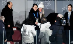 Kim Yo Jong (c), la soeur du dirigeant nord-coréen Kim Jong Un, serre la main du président sud-coréen Moon Jae-in (de dos) lors de l'ouverture des Jeux Olympiques d'hiver à Pyeongchang (Corée du Sud), le 9 février 2018