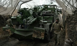 Des artilleurs de la 155e brigade mécanisée distincte des forces armées ukrainiennes se préparent à tirer un obusier automoteur César de fabrication française vers des positions russes dans un lieu non divulgué de la région de Donetsk, le 6 janvier 2025