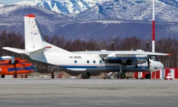 Photo fournie le 6 juillet 2021 par le ministère russe des Situations d'urgence d'un avion Antonov An-26 sur le tarmac de l'aéroport de Petropavlovsk-Kamchatski