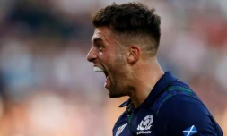 Le demi d'ouverture du XV d'Ecosse Adam Hastings exulte aprĂšs avoir inscrit l'un de ses deux essais contre la Russie au Mondial, le 9 octobre 2019 Ă Shizuoka