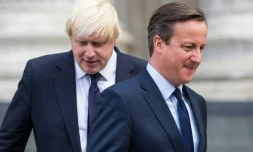Le Premier ministre britannique David Cameron (d) et le maire de Londres Boris Johnson le 7 juillet 2015, quittant la cathédrale Saint Paul à Londres