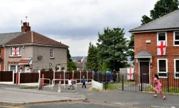 Les drapeaux anglais accrochés fièrement sur les fenêtres des immeubles, le 9 juillet 2018 à Sheffield, qui peut se targuer d'avoir trois joueurs en sélection