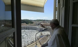 Photo prise et diffusée par le Vatican montrant le pape qui dirige la priÚre dominicale sur la place Saint-Pierre à Rome, le 31 mai 2020
