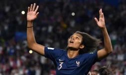 La défenseure des Bleues Wendie Renard exulte après avoir inscrit un but sur penalty contre le Nigeria au Mondial-2019, le 17 juin 2019 à Rennes