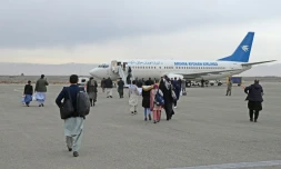 Des passagers embarquent à bord d'un avion de la compagnie Ariana Afghan Airlines à destinationd e Kaboul le 5 février 2022 à Hérat