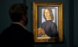 Le tableau "Jeune homme tenant un médaillon" de Sandro Botticelli présenté chez Sotheby's à New York
