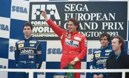 Le Brésilien Ayrton Senna (c) pose sur le podium aprÚs sa victoire au GP d'Europe , le 11 avril 1993 à Donington