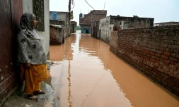 Ghulam Bano près de sa maison submergée par les eaux en crue du fleuve Ravi à Shahdara, le 29 août 2025 au Pakistan