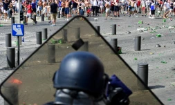 Un poilcier derrière son bouclier face à des supporteurs anglais lors de heurts, le 11 juin 2016 à Marseille