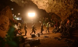 Des soldats thaïlandais participent à une opération de secours pour retrouver des enfants pris au piège dans une grotte inondée, le 26 juin 2018 à Chiang Rai